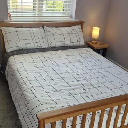 Double B&B Room In Southwater With Private Bathroom And Parking Luaran gambar